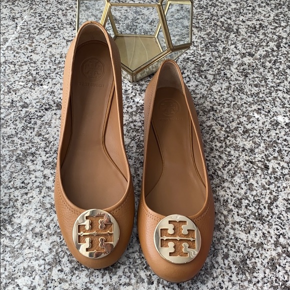 Tory Burch Shoes - NWT Tory Burch Reva camel flats sz 11 HoSt PiCk🎉